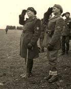 Generalul de brigada Ioan Dumitrache (dreapta) salutand defilarea trupelor Diviziei 2 Munte alaturi de generalul de corp de armata Gheorghe Avramescu