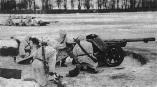 Baterie romaneasca de Pak 97/38 in decembrie 1943 in Crimeea. Se observa camuflajul special de iarna