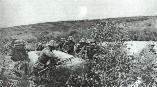Infanterie romana avanseaza printr-un teren mlastinos. Soldatul din prim plan cara o pusca-mitraliera ZB 30